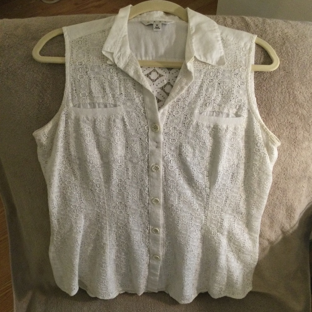 CAbi Top Lace Sleeveless Button-down Top